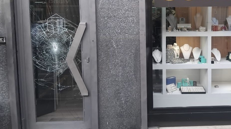 Arona, ignoti sfondano con un suv la serranda di un negozio: rubati preziosi